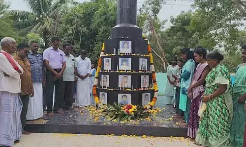 Tamil Nadu : वेदारण्यम स्कूल वैन दुर्घटना में मारे गए लोगों को श्रद्धांजलि Tamil Nadu : वेदारण्यम स्कूल वैन दुर्घटना में मारे गए लोगों को श्रद्धांजलि