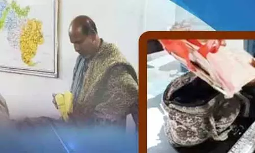 Bhubaneswar: ऑटो ड्राइवर ने कैश से भरा खोया हुआ बैग उसके असली मालिक को लौटाकर तारीफ़ पाई Bhubaneswar: ऑटो ड्राइवर ने कैश से भरा खोया हुआ बैग उसके असली मालिक को लौटाकर तारीफ़ पाई