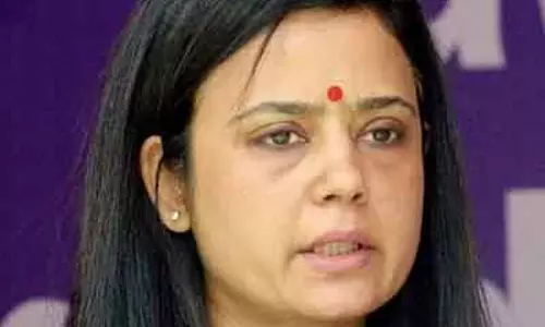 महुआ मोइत्रा का दावा: Odisha के Nayagarh में पुलिस ने बंगाल के प्रवासी मज़दूरों को मजबूर किया महुआ मोइत्रा का दावा: Odisha के Nayagarh में पुलिस ने बंगाल के प्रवासी मज़दूरों को मजबूर किया