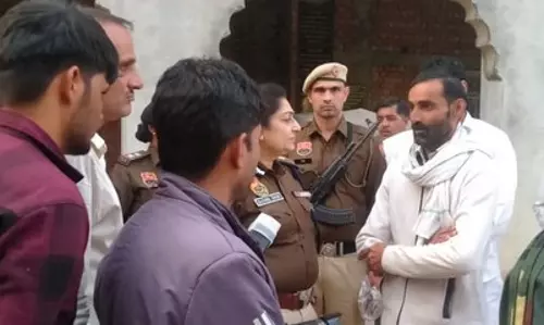 Bhiwani: एडीजीपी से मिले मनीषा के पिता, न्याय की मांग Bhiwani: एडीजीपी से मिले मनीषा के पिता, न्याय की मांग