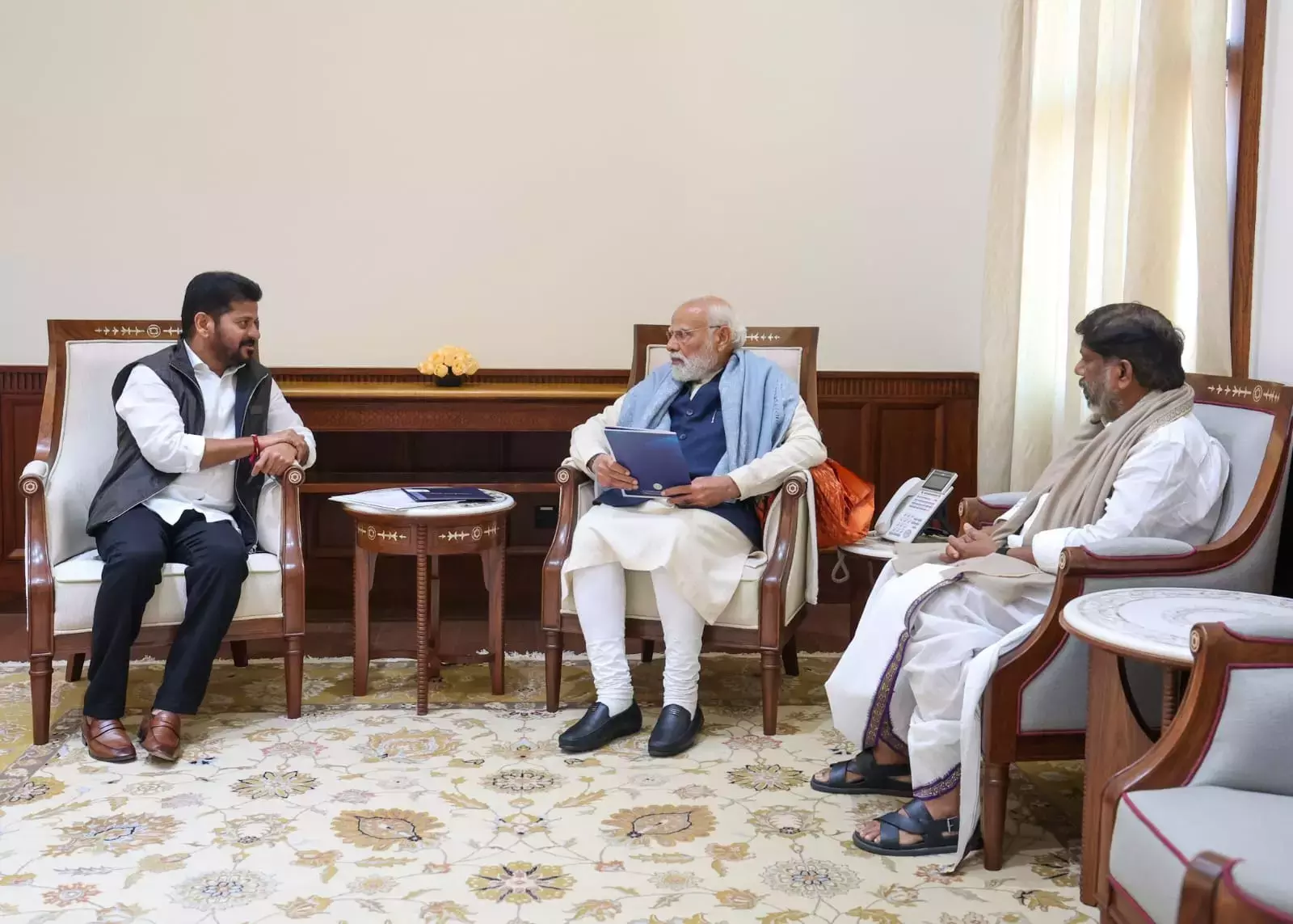 Telangana : रेवंत ने मोदी राहुल और प्रियंका को तेलंगाना ग्लोबल समिट के लिए आमंत्रित किया