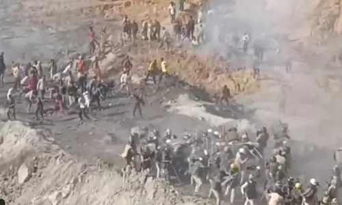 कोल माइंस के विरोध में ग्रामीणों ने पत्थरों से किया हमला, कई पुलिसकर्मी घायल