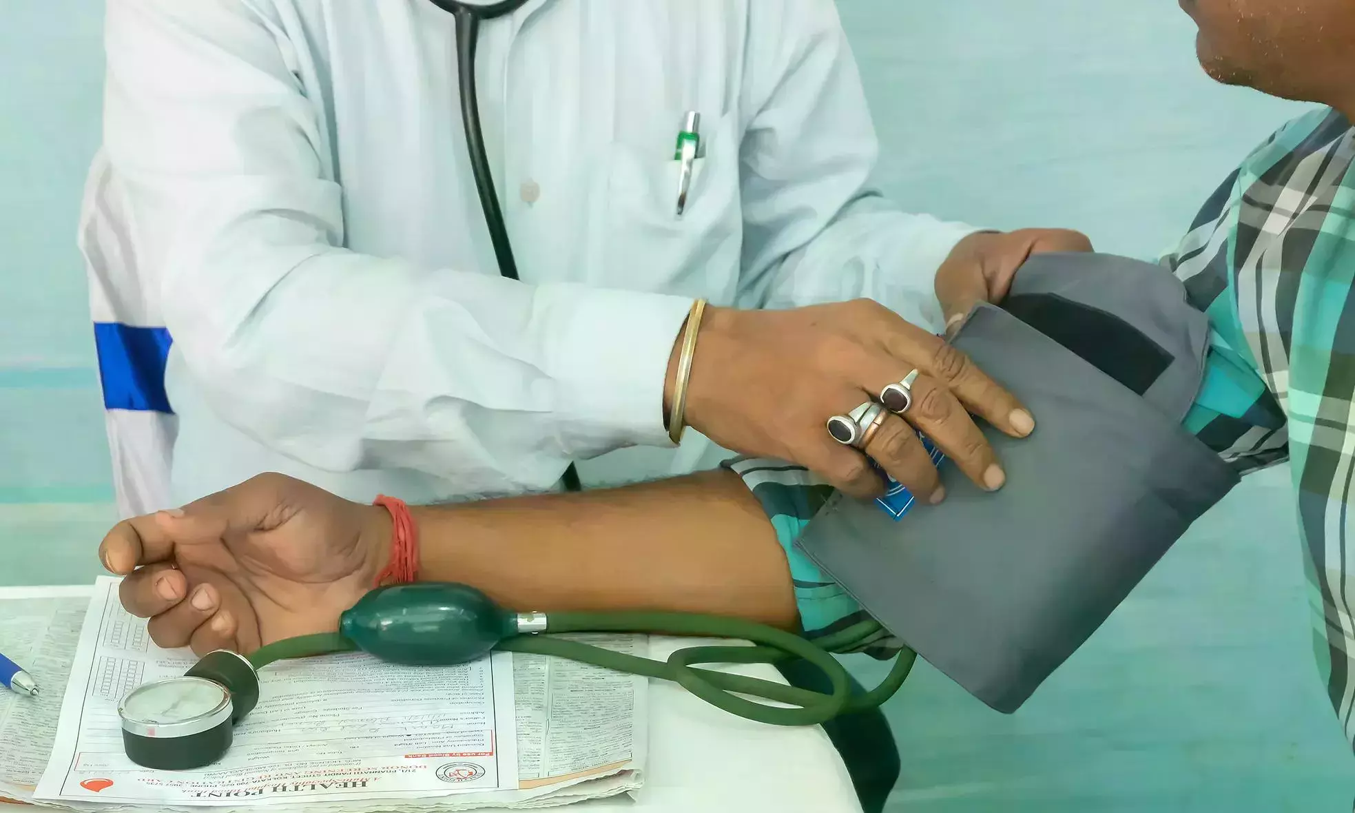 NCDs वाले शहरी गरीबों में से सिर्फ़ 27% ही रेगुलर चेक-अप करवाते हैं HHF सर्वे