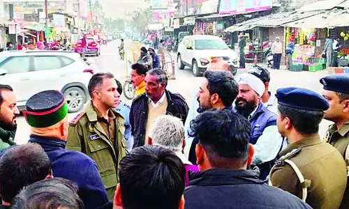यातायात व्यवस्था सुधारने की कवायद पर प्रशासन को मिल रहा व्यापक जन-समर्थन यातायात व्यवस्था सुधारने की कवायद पर प्रशासन को मिल रहा व्यापक जन-समर्थन