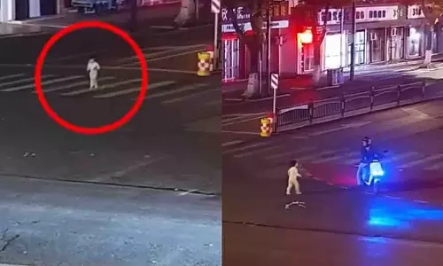China: 3 साल का बच्चा अकेला घूमता दिखा, राहगीरों ने किया संरक्षण China: 3 साल का बच्चा अकेला घूमता दिखा, राहगीरों ने किया संरक्षण