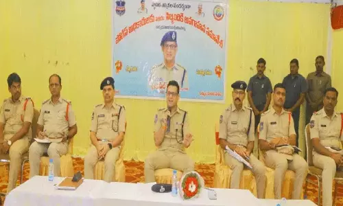 Police कर्मियों को स्वतंत्र चुनाव के लक्ष्य के साथ काम करना चाहिए Police कर्मियों को स्वतंत्र चुनाव के लक्ष्य के साथ काम करना चाहिए