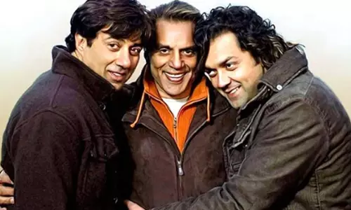 एक्टर धर्मेंद्र की अस्थियां हरिद्वार में विसर्जित, बिलख पड़े बेटे बॉबी देओल एक्टर धर्मेंद्र की अस्थियां हरिद्वार में विसर्जित, बिलख पड़े बेटे बॉबी देओल