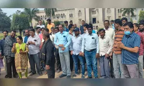 उस्मानिया यूनिवर्सिटी के नॉन-टीचिंग स्टाफ ने CM रेवंत रेड्डी से नौकरियों को रेगुलर करने की अपील की उस्मानिया यूनिवर्सिटी के नॉन-टीचिंग स्टाफ ने CM रेवंत रेड्डी से नौकरियों को रेगुलर करने की अपील की