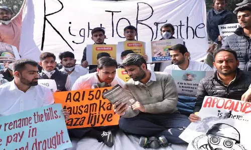 Delhi में प्रदूषण की समस्या के विरोध में छात्रों और नागरिकों ने साफ़ हवा की मांग की