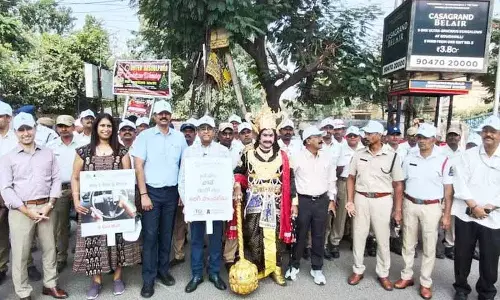 सर्वेजना फाउंडेशन ने Hyderabad में अनोखा हेलमेट जागरूकता अभियान शुरू किया सर्वेजना फाउंडेशन ने Hyderabad में अनोखा हेलमेट जागरूकता अभियान शुरू किया