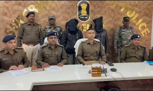 दो लाख के इनामी सहित दो एरिया कमांडर गिरफ्तार