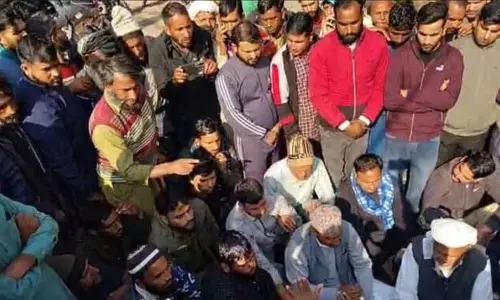RAJOURI: दुकानदार की हत्या पर लोगों ने किया विरोध प्रदर्शन RAJOURI: दुकानदार की हत्या पर लोगों ने किया विरोध प्रदर्शन