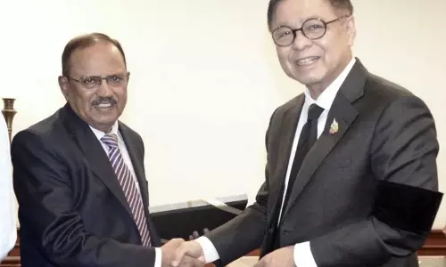 NSA डोभाल और थाई विदेश मंत्री फुआंगकेटकेओ ने समुद्री सुरक्षा और ऑनलाइन घोटालों के खतरों पर चर्चा की NSA डोभाल और थाई विदेश मंत्री फुआंगकेटकेओ ने समुद्री सुरक्षा और ऑनलाइन घोटालों के खतरों पर चर्चा की