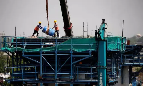 PMI के नौ महीने के निचले स्तर पर आने से भारत ने मैन्युफैक्चरिंग में टॉप स्थान खो दिया