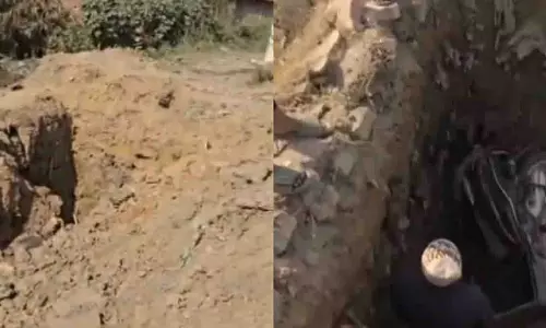 UP के हापुड़ में स्कूटर सवार युवक गहरे खुले गड्ढे में गिरा