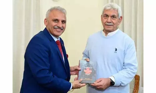 मेजर जनरल रंजन महाजन ने LG को अपनी किताब भेंट की