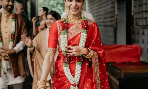 Samantha की नई वेडिंग तस्वीरें: लाल साड़ी में सादगी और शांति की चमक Samantha की नई वेडिंग तस्वीरें: लाल साड़ी में सादगी और शांति की चमक