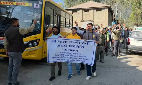संघर्ष समिति ने MBBS एडमिशन के मुद्दे पर विरोध रैली निकाली