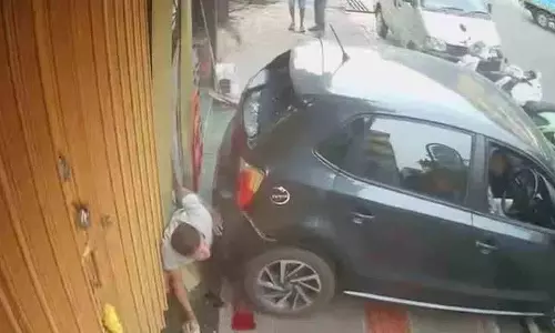नशे में धुत किशोर ने कार से दुकान में टक्कर मारी, आदमी को दीवार से पटका नशे में धुत किशोर ने कार से दुकान में टक्कर मारी, आदमी को दीवार से पटका