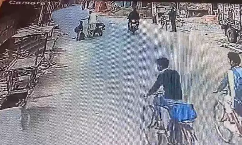 UP: कानपुर में स्कूल से बचने के लिए बच्चे ने चलती बाइक से छलांग लगा दी