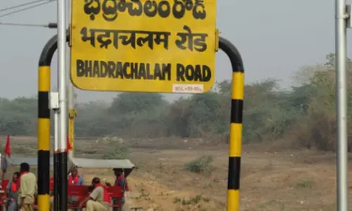 Telangana: रेलवे स्टेशन पर क्रूड बम धमाके से अफरा-तफरी मच गई Telangana: रेलवे स्टेशन पर क्रूड बम धमाके से अफरा-तफरी मच गई