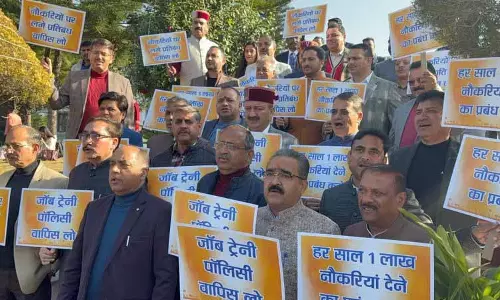 Himachal: बीजेपी ने ‘युवा विरोधी’ ट्रेनी पॉलिसी के खिलाफ विरोध प्रदर्शन किया