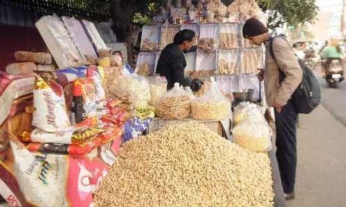 ठंड के मौसम में Amritsar में पारंपरिक नमकीन वापस आ गए हैं