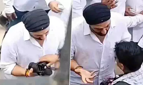 Sunny Deol: हरिद्वार में अस्थि विसर्जन रिकॉर्ड करने वाले पैपराज़ी को लताड़ा Sunny Deol: हरिद्वार में अस्थि विसर्जन रिकॉर्ड करने वाले पैपराज़ी को लताड़ा