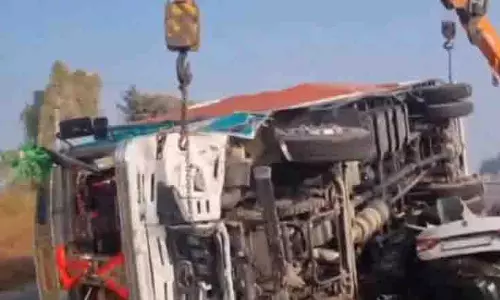Gharaunda: ट्रक के अनियंत्रित होकर पलटने से 4 की जान गई, कई घायल