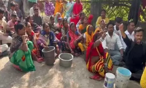 गिरिडीह में जल संकट पर फूटा आक्रोश, खाली बर्तन बजाकर नगर निगम के खिलाफ प्रदर्शन गिरिडीह में जल संकट पर फूटा आक्रोश, खाली बर्तन बजाकर नगर निगम के खिलाफ प्रदर्शन