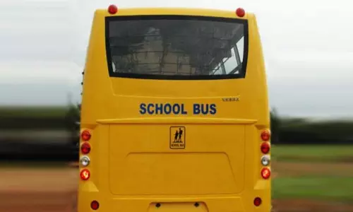 School Bus की टक्कर में 5 साल के बच्चे की मौत, मां की हालत गंभीर School Bus की टक्कर में 5 साल के बच्चे की मौत, मां की हालत गंभीर