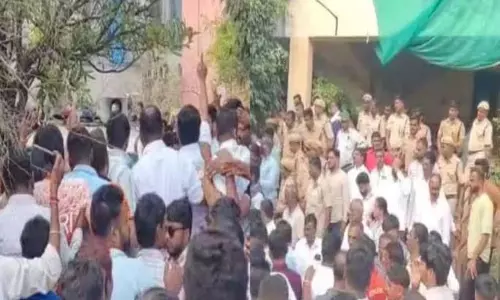 Sangli में आष्टी स्ट्रांग रूम के बाहर महा विकास अघाड़ी का विरोध प्रदर्शन Sangli में आष्टी स्ट्रांग रूम के बाहर महा विकास अघाड़ी का विरोध प्रदर्शन