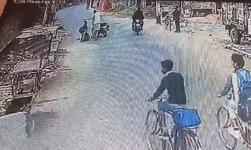 Uttar Pradesh के कानपुर में स्कूल से बचने के लिए बच्चा चलती बाइक से कूद गया Uttar Pradesh के कानपुर में स्कूल से बचने के लिए बच्चा चलती बाइक से कूद गया