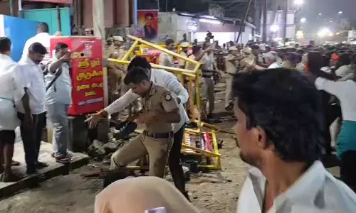 मुख्य मार्गों पर अफरा-तफरी, पुलिस ने भक्तों को हिलटॉप तक पहुंचने से रोका