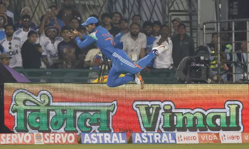 उड़कर तिलक ने बचाया छक्का, देखें VIDEO... उड़कर तिलक ने बचाया छक्का, देखें VIDEO...