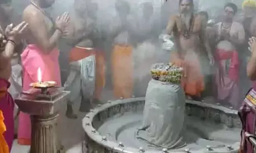 नए साल पर Mahaka मंदिर में श्रद्धालुओं की भारी भीड़, दर्शन नियम बदले नए साल पर Mahaka मंदिर में श्रद्धालुओं की भारी भीड़, दर्शन नियम बदले