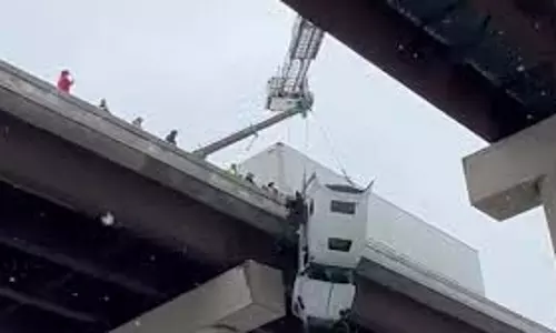 बर्फीली बारिश के बीच पुल से लटका Truck, रेस्क्यू जारी बर्फीली बारिश के बीच पुल से लटका Truck, रेस्क्यू जारी