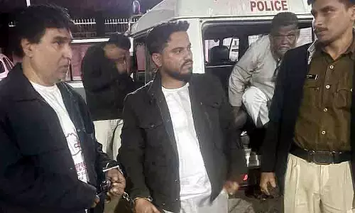 Bhopal: रायसेन रेप केस में शहर से तीन मददगार गिरफ्तार Bhopal: रायसेन रेप केस में शहर से तीन मददगार गिरफ्तार