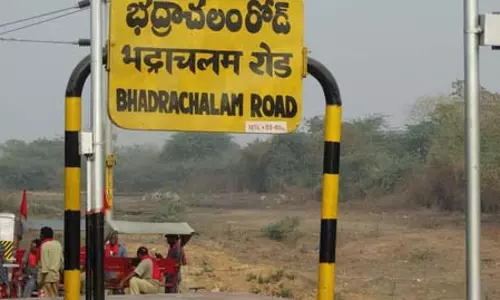 रेलवे स्टेशन पर देसी बम विस्फोट से दहशत, कुत्ते की मौत