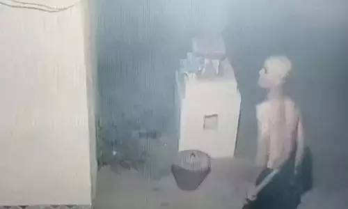CG: शिक्षक के घर पर पड़ोसी ने किया हमला, FIR दर्ज CG: शिक्षक के घर पर पड़ोसी ने किया हमला, FIR दर्ज