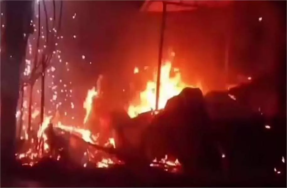 Aurangabad : मछली न बनने पर होटल में पेट्रोल डालकर लगाई आग, 7 लाख की संपत्ति राख Aurangabad : मछली न बनने पर होटल में पेट्रोल डालकर लगाई आग, 7 लाख की संपत्ति राख