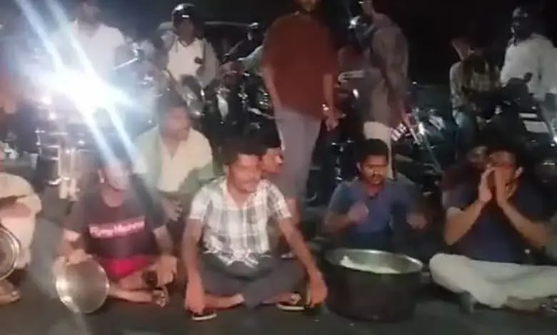 उस्मानिया यूनिवर्सिटी के स्टूडेंट्स ने बासी खाने को लेकर किया प्रोटेस्ट उस्मानिया यूनिवर्सिटी के स्टूडेंट्स ने बासी खाने को लेकर किया प्रोटेस्ट