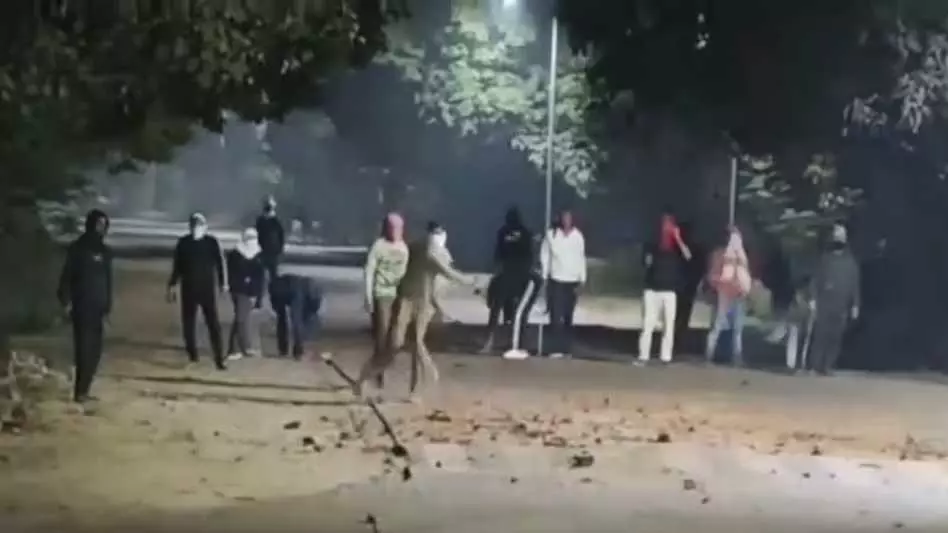 उपद्रवी स्टूडेंट्स ने विश्वविद्यालय कैंपस में जबरन किया हंगामा, फोर्स तैनात उपद्रवी स्टूडेंट्स ने विश्वविद्यालय कैंपस में जबरन किया हंगामा, फोर्स तैनात
