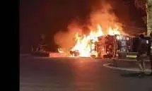 Etawah : बेकाबू ट्रक पलटा, डीजल टैंक फटने से लगी आग Etawah : बेकाबू ट्रक पलटा, डीजल टैंक फटने से लगी आग