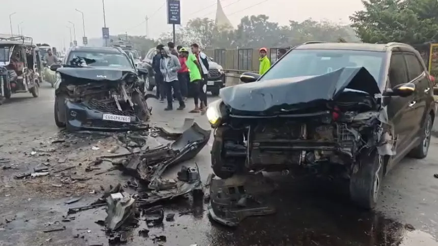 मोवा ओवरब्रिज पर दो कारों की भिड़ंत, 3 लोग घायल मोवा ओवरब्रिज पर दो कारों की भिड़ंत, 3 लोग घायल