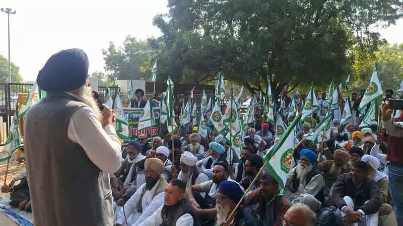 Sirsa के किसानों का फसल राहत और बीमा भुगतान में देरी पर विरोध Sirsa के किसानों का फसल राहत और बीमा भुगतान में देरी पर विरोध
