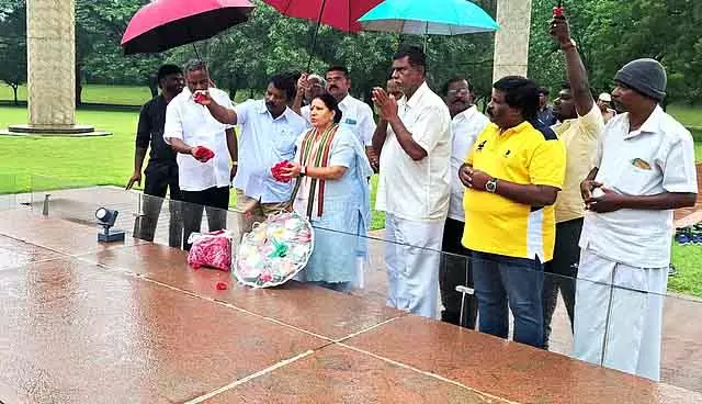 Tamil Nadu : कांग्रेस पार्टी ने राजीव गांधी स्मारक पर श्रद्धांजलि अर्पित की Tamil Nadu : कांग्रेस पार्टी ने राजीव गांधी स्मारक पर श्रद्धांजलि अर्पित की