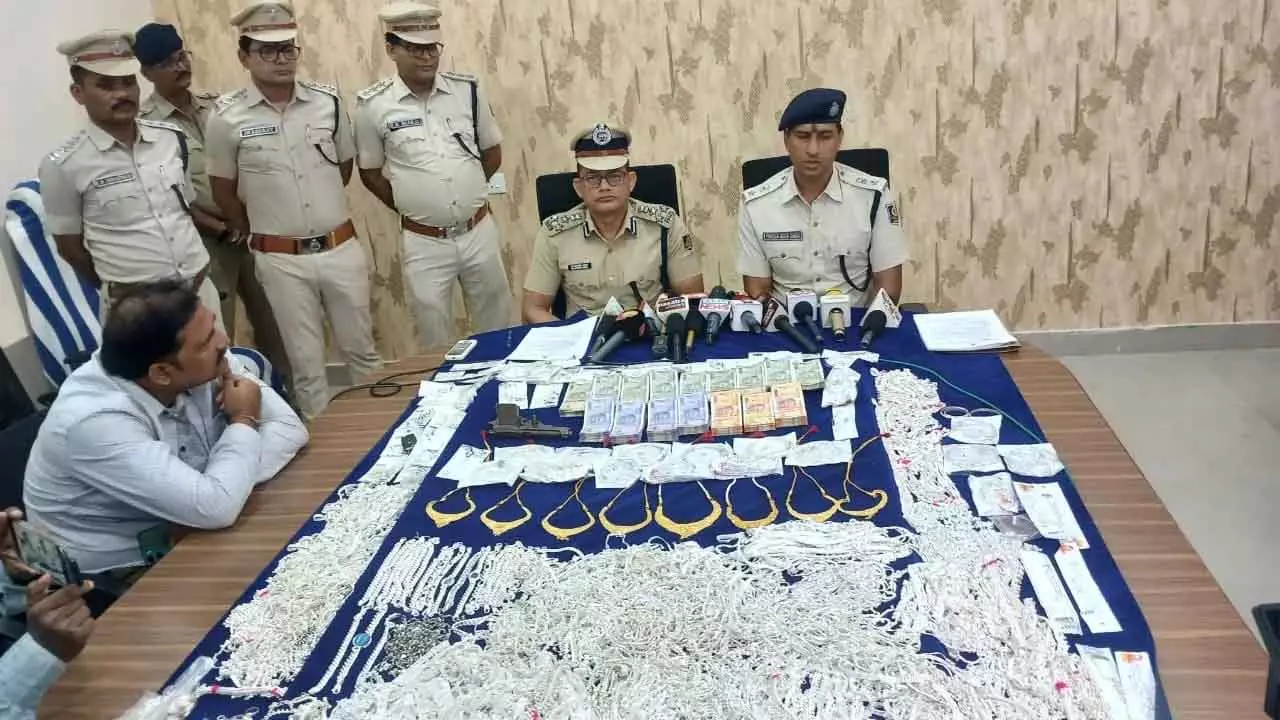 ऑपरेशन “White Metal”: पुरी में 79 लाख की हाईवे डकैती में एमबीए छात्र, जौहरी सहित 4 गिरफ्तार ऑपरेशन “White Metal”: पुरी में 79 लाख की हाईवे डकैती में एमबीए छात्र, जौहरी सहित 4 गिरफ्तार