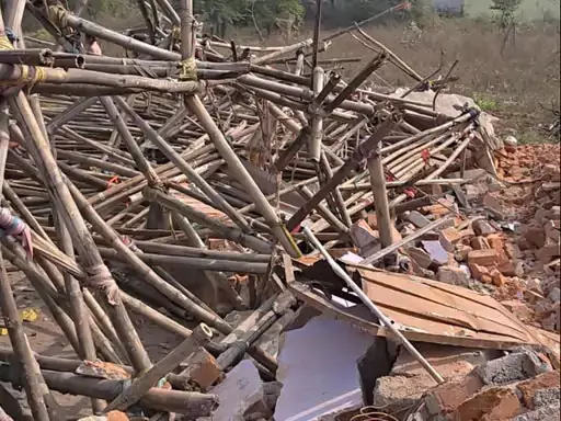 गोलीकांड के आरोपी के अवैध कब्जे पर चला बुलडोजर गोलीकांड के आरोपी के अवैध कब्जे पर चला बुलडोजर