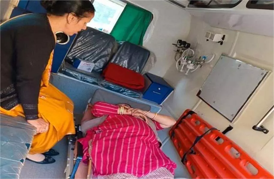 Himachal: जिस बैल को पाला, उसी ने किया महिला पर जानलेवा हमला Himachal: जिस बैल को पाला, उसी ने किया महिला पर जानलेवा हमला